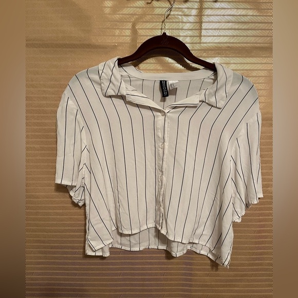 H&M DIVIDED~CROP/ BUTTON UP~ M - Picture 1 of 3
